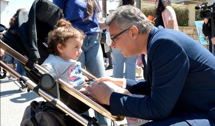 Çocuklarla göz göze: Erhürman’dan sıcak kare