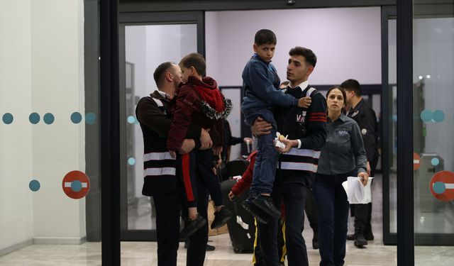 Gazze'den tahliye edilen Türkiye ve KKTC vatandaşları İstanbul'a geldi