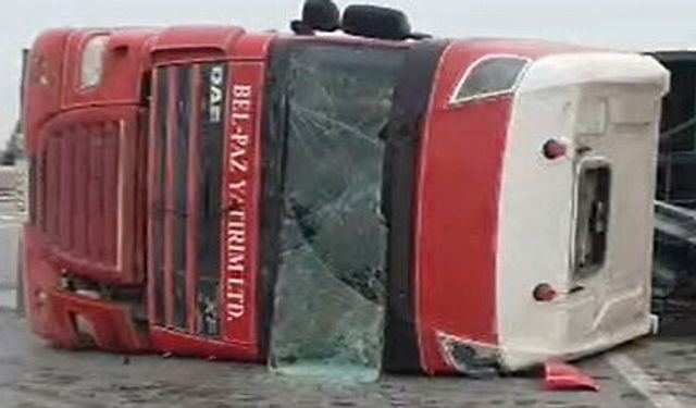 Lefkoşa çevre yolunda meydana gelen kazada TIR devrildi