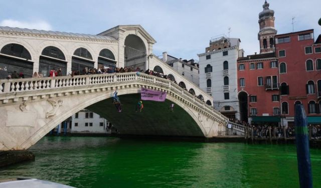 İklim aktivistleri Venedik'teki 'Büyük Kanal'ı yeşile boyadı