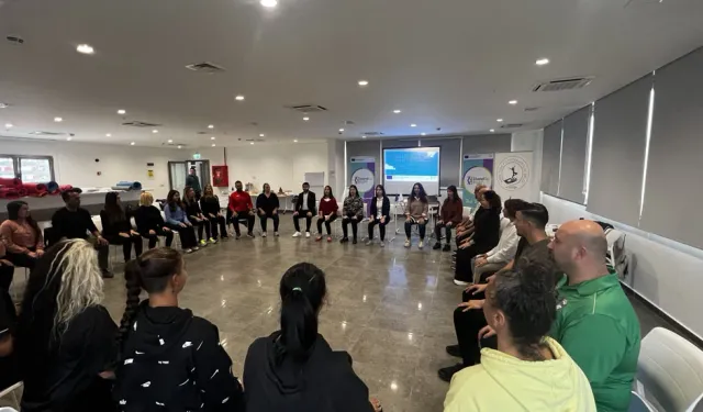 Fizyoterapistler, sınıf ve beden eğitimi öğretmenlerine çocuklara yönelik omurga sağlığı eğitimi verdi