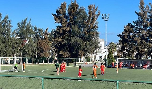 Kurtuluş İlkokulu ve Özgürlük İlkokulu tarafından Birkan Uzun anısına dostluk maçı düzenlendi