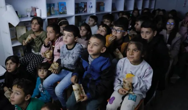 Depremzede çocuklar konteyner sinemada sosyalleşiyor