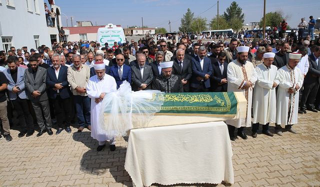 Diyarbakır'da ölü bulunan Narin Güran son yolculuğuna uğurlandı