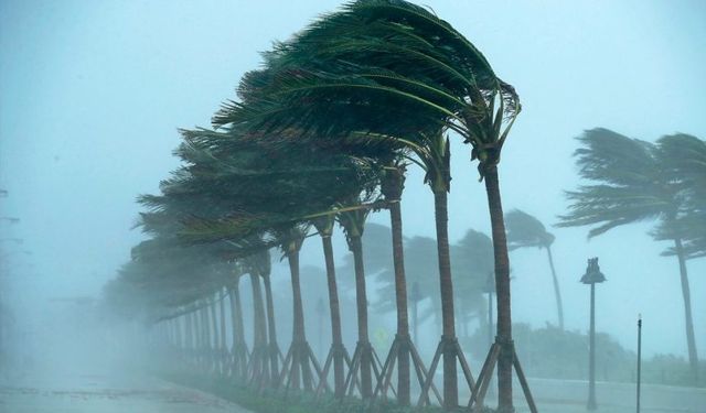 Meteoroloji Dairesi, fırtınanın karada yarın da devam edeceğini duyurdu