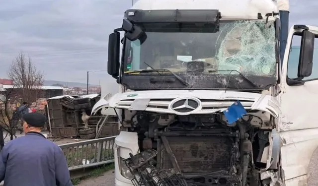 Öğrenci servisi TIR'la çarpıştı: 8’i ağır 26 yaralı