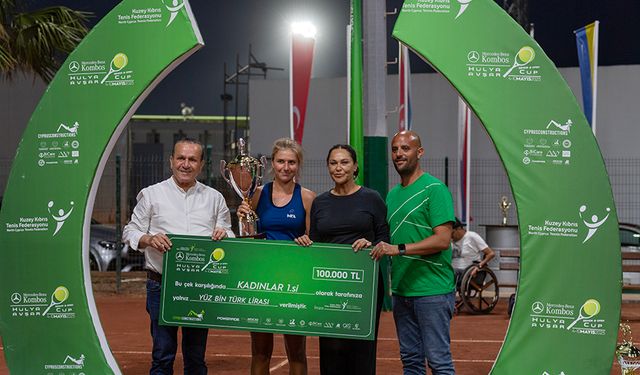 Ataoğlu, Hülya Avşar Cup Tenis Turnuvası'nda sporcularla buluştu