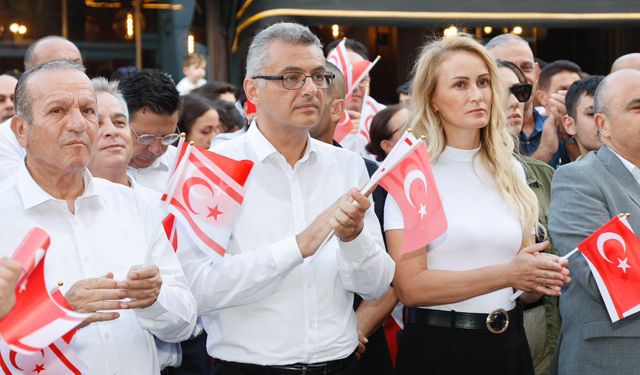 Cumhurbaşkanı Erhürman ve eşi Nilden Bektaş Erhürman, kortej yürüyüşüne katıldı