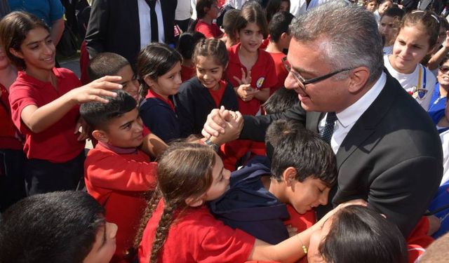 KKTC Cumhuriyet Korteji’nde 3 bin öğrenci 100’er metrelik KKTC ve Türkiye bayrakları taşıdı