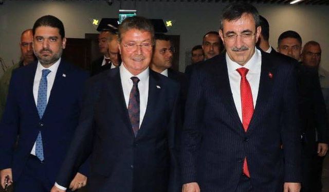 Ünal Üstel, Cevdet Yılmaz’ı KKTC’de karşıladı