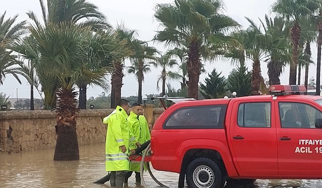 İtfaiye ekipleri su baskınlarına 20 personel ve 7 araçla müdahale etti