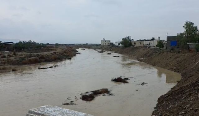 Yağmur suları Kurudere köyünde bulunan dere yatağına ulaştı