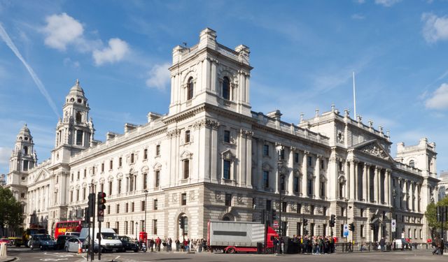 İngiltere’de kamu görevlileri için yapay zekâ odaklı yeni devlet okulu kuruluyor