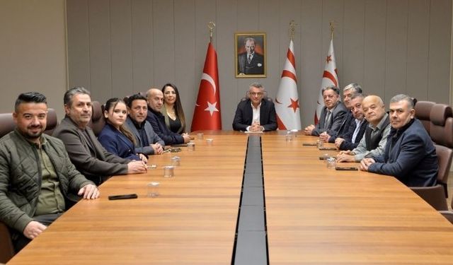 Erhürman, Özgür İş İnsanları Derneği’nden bir heyetle görüştü