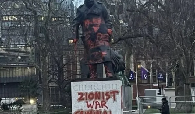 Londra’da Churchill heykeline boyalı protesto: "Siyonist savaş suçlusu" yazıldı
