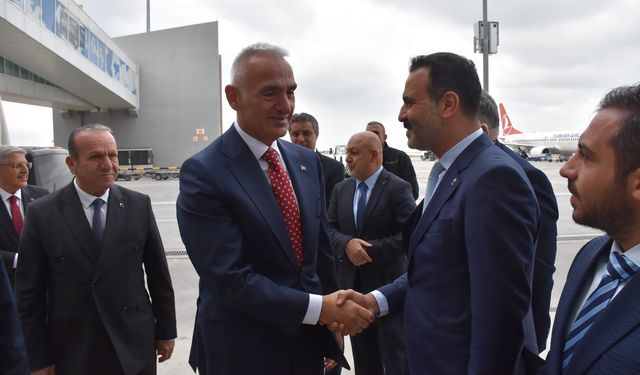 Ataoğlu, Türkiye Kültür ve Turizm Bakanı Ersoy’u Ercan Havalimanı’nda karşıladı