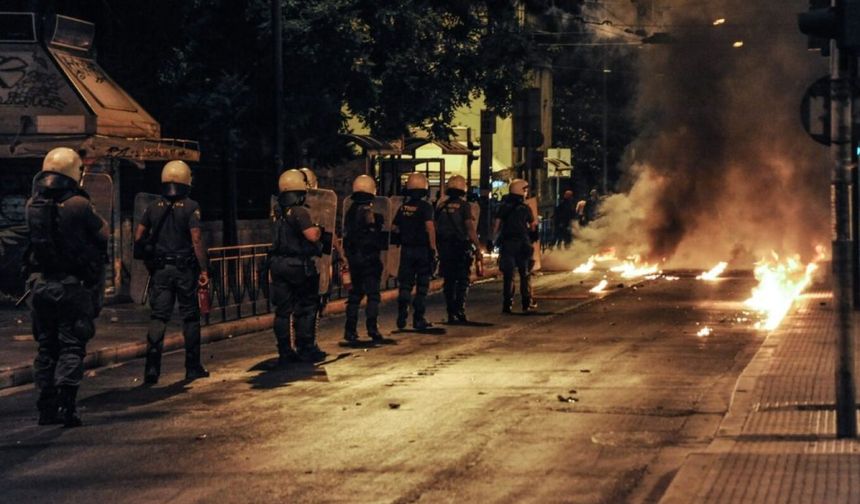 Larnaka'da polise molotof kokteylli ve taşlı saldırı