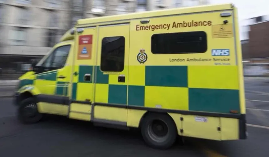 Londra'da Shaftesbury Caddesi'nde bir kişi aracını kaldırımda yürüyenlerin üzerine sürdü: 4 kişi yaralandı