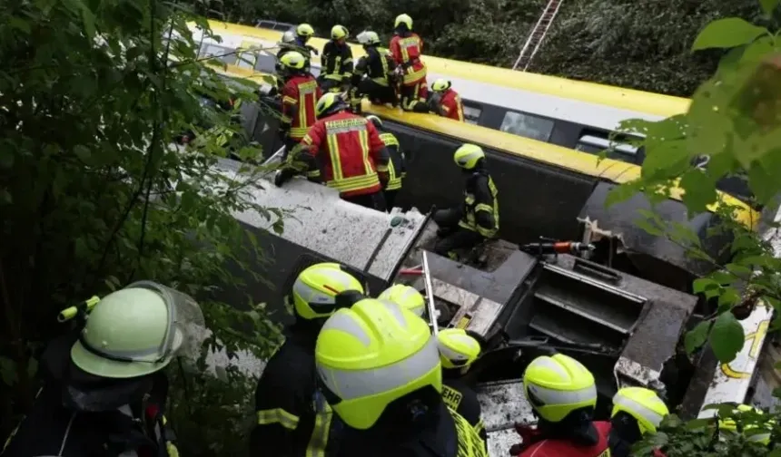 Almanya'da yolcu treni raydan çıktı! ölü ve yaralılar var