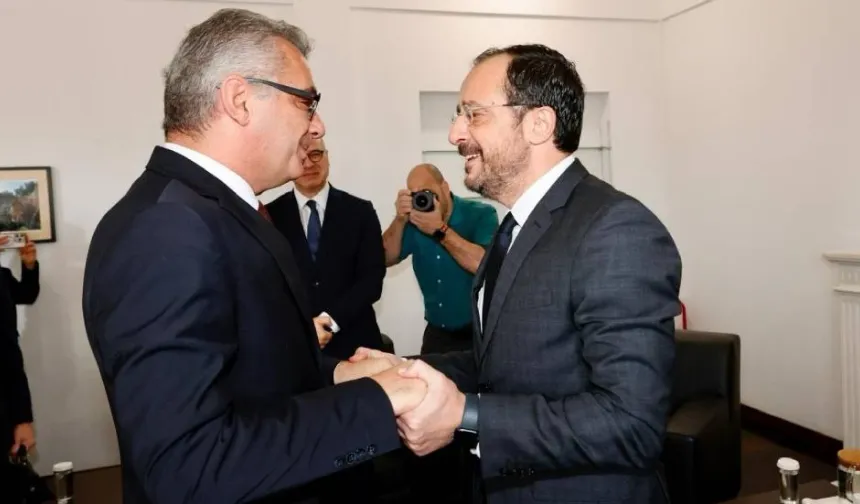 Erhürman-Hristodulidis Rum basınında: Siyasi eşitlik var, federasyon söylemi yok!