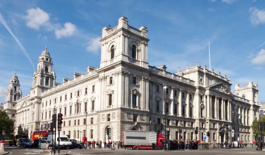 İngiltere’de kamu görevlileri için yapay zekâ odaklı yeni devlet okulu kuruluyor