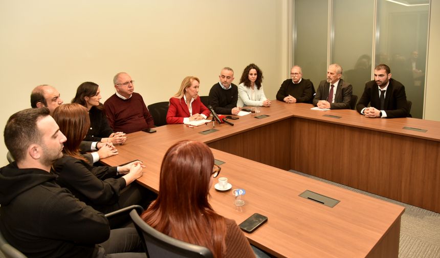 Muhalefet milletvekilleri ile hekim örgütleri, İdari, Kamu ve Sağlık İşleri Komitesi toplantısını terk ederek açıklamal