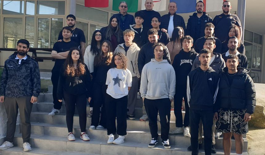 Ataoğlu, Demokrat Parti Lefkoşa Gençlik Kolları’nın kampını ziyaret etti