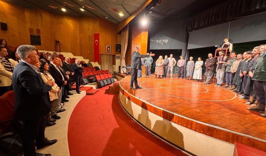 "Kafkas Tebeşir Dairesi" oyunu dün akşam yine seyircinin büyük beğenisini topladı.