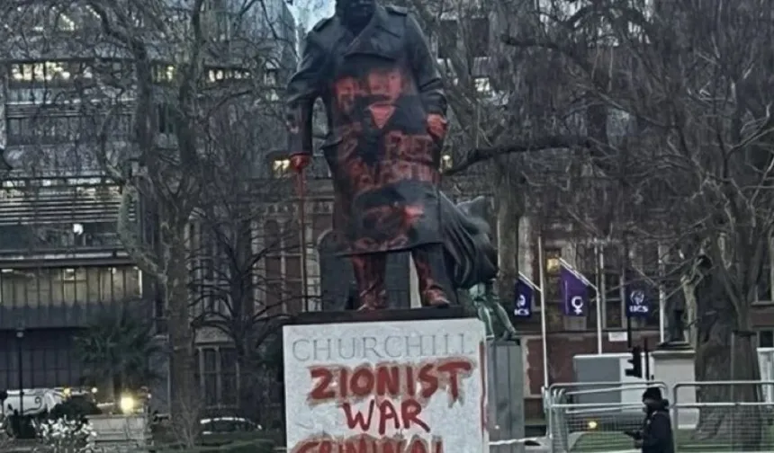 Londra’da Churchill heykeline boyalı protesto: "Siyonist savaş suçlusu" yazıldı