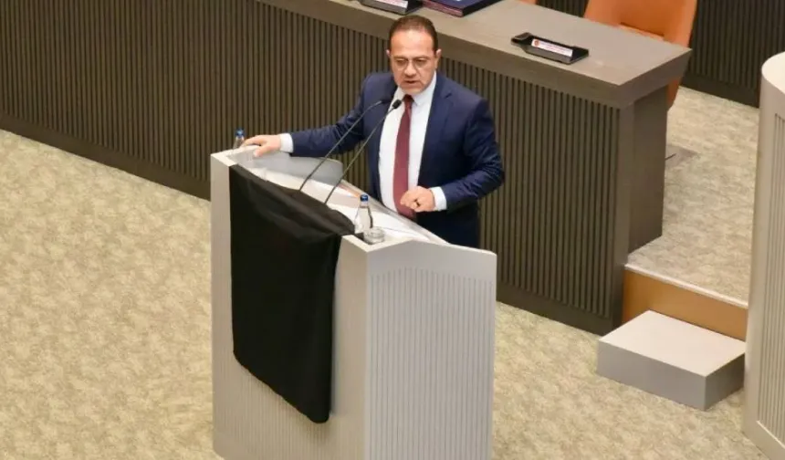 CTP Milletvekili Erkut Şahali, kürsüye siyah bayrak astı