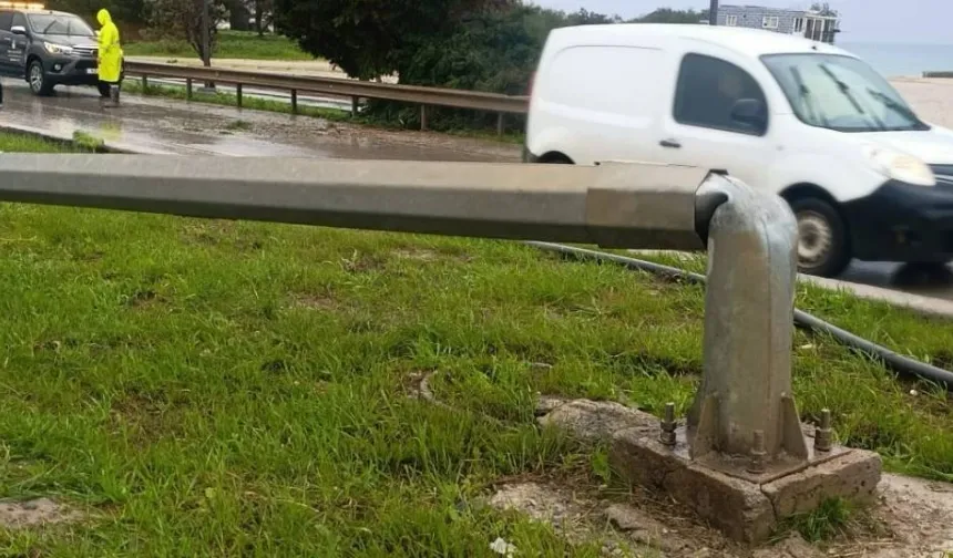 İskele’de şiddetli rüzgar ağaç ve aydınlatma direklerini devirdi