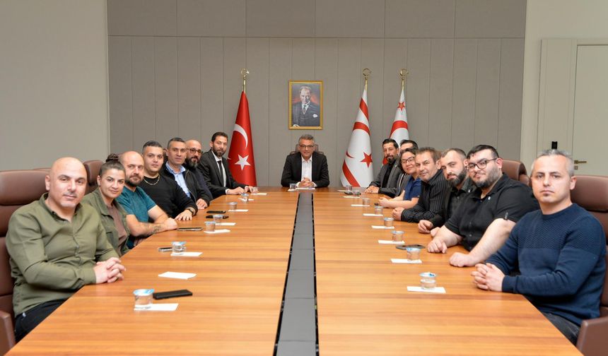 Erhürman, Kıbrıs Türk Hemşireler ve Ebeler Birliği ile Kıbrıs Türk Hemşireler ve Ebeler Sendikası yetkilerini kabul etti