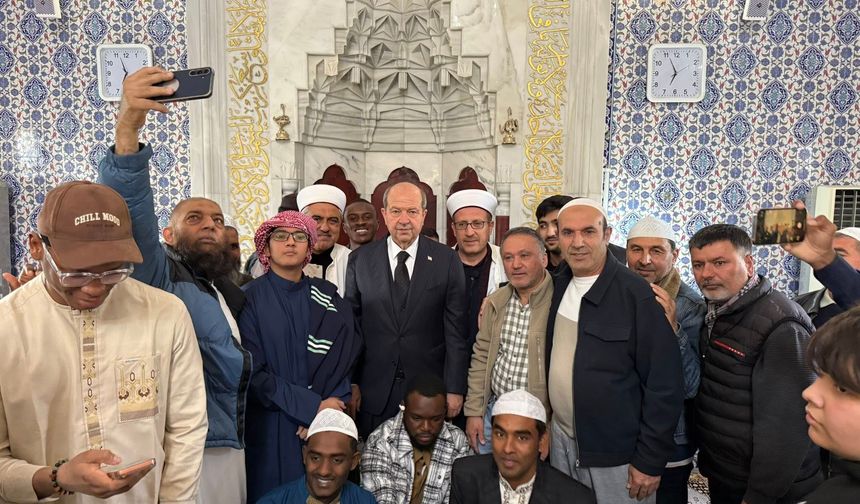 Ersin Tatar bayram namazını Girne’de kıldı