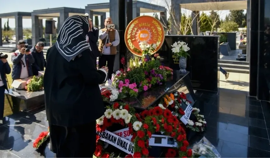 İrsen Küçük 7'nci ölüm yıl yönümde kabri başında anıldı