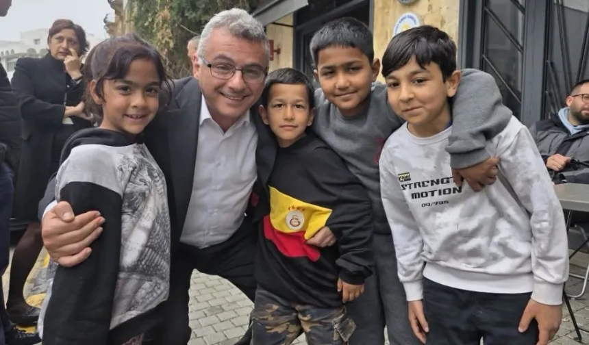 Cumhurbaşkanı Erhürman, Arasta'da yurttaşlarla bayramlaştı