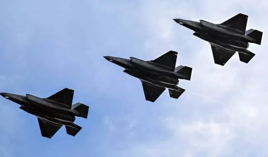 İngiltere Savunma Bakanlığı: Typhoon ve F-35 savaş uçakları gece boyunca görev uçuşu yaptı