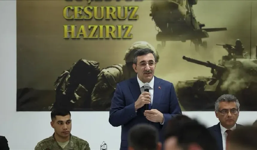 Cevdet Yılmaz, Lefkoşa Eşref Bitlis Kışlası’nda düzenlenen iftarda Mehmetçik ile bir araya geldi