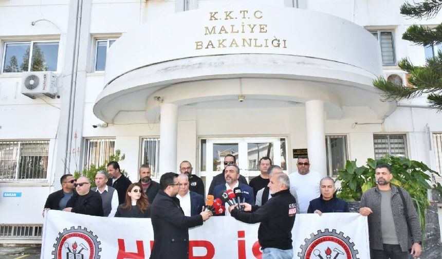 Hür-İş’ten Maliye Bakanlığı’nda protesto: Zamları kabul etmiyoruz