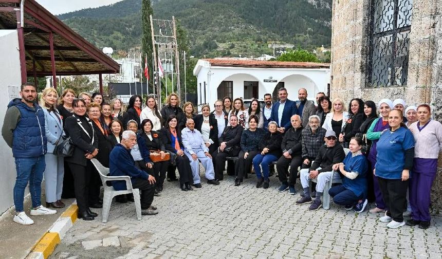 Zerrin Üstel’den anlamlı ziyaret: Yaşlılara gösterdiğimiz sevgi maneviyatımıza sahip çıkmaktır