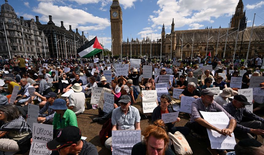Londra'da "Palestine Action" grubuna destek eyleminde 523 kişi gözaltına alındı