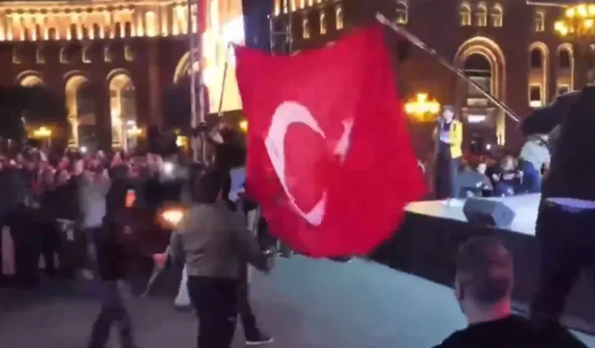 Ermenistan'da Türkiye bayrağı yakıldı