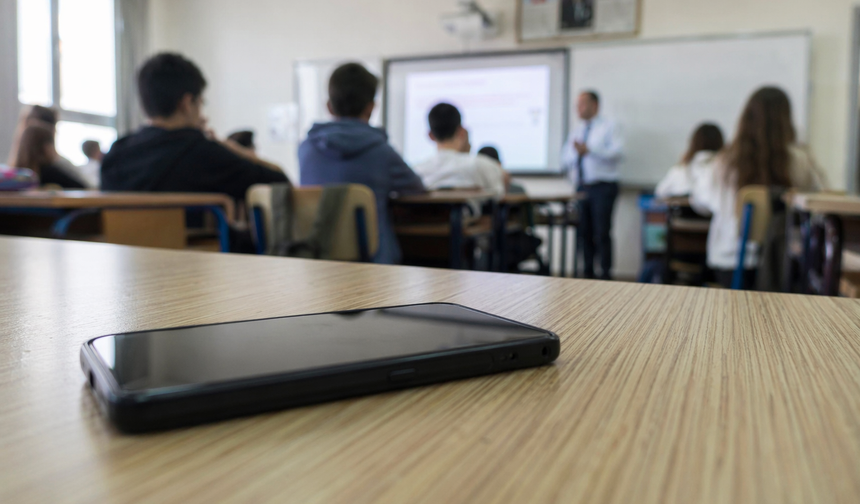 Okullarda telefon yasağı tartışması büyüyor