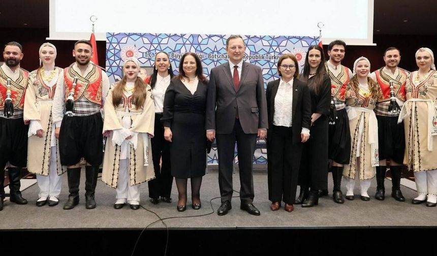 Berlin’de Kıbrıs Türk kültürü, halk dansları, el işleri, yazın ve fotoğraf sanatı tanıtıldı