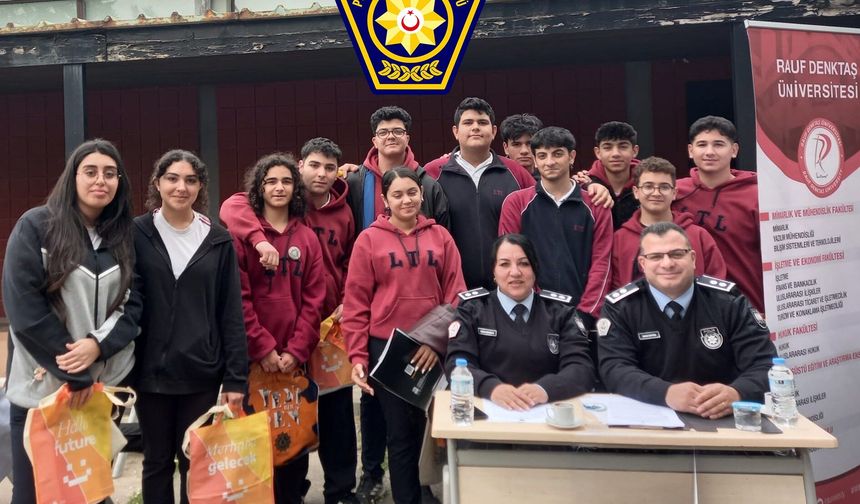 Polis, kariyer gününde öğrencilerle buluştu