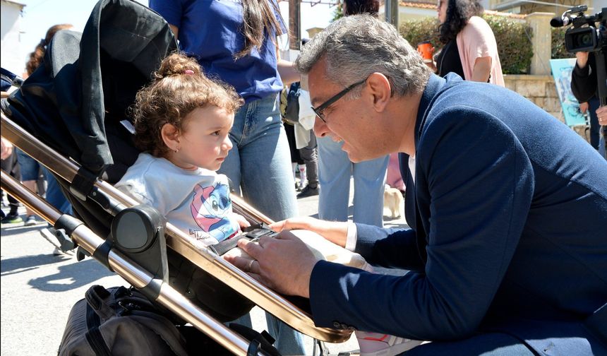 Çocuklarla göz göze: Erhürman’dan sıcak kare