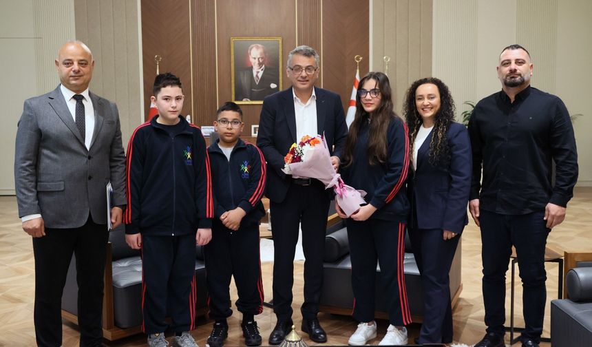 Cumhurbaşkanı Tufan Erhürman, Dünya Otizm Farkındalık Günü dolayısıyla ÖZEV Özel Eğitim Okulu öğrencilerini kabul etti