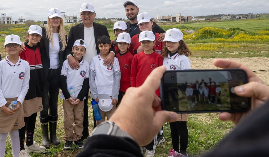 1 saatte 14 bin 300 fidan toprakla buluştu: Erhürman’dan “birlikte başardık” mesajı