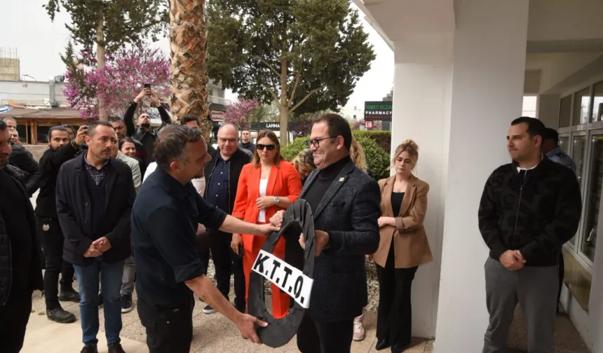 Sendikalar, Kıbrıs Türk Ticaret Odası'nı kınadı; Oda'ya siyah çelenk bıraktı