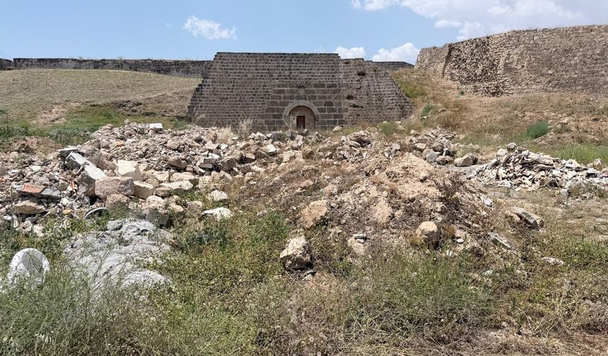 Tarihi mirasın gölgesinde utandıran görüntü