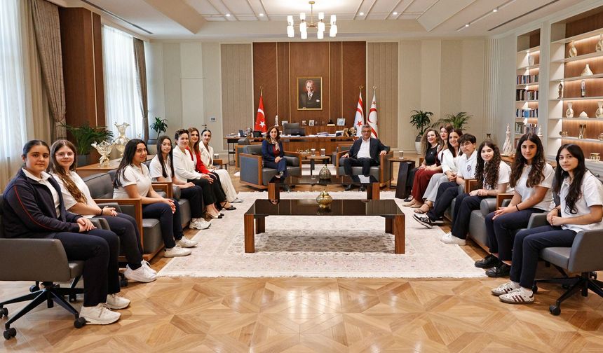 Cumhurbaşkanı Tufan Erhürman, İrsen Küçük Ortaokulu müdürü ve beraberindeki heyetle görüştü